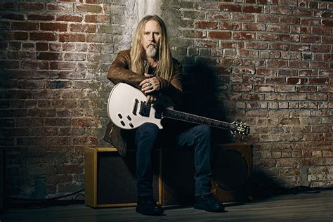 Jerry Cantrell Guitar Gear and Playing Style | guitarguitar