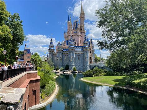 Walt Disney World Cast Members Now Using 'Friend' & Other Gender ...