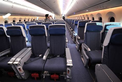 Senate refuses to stop airlines from shrinking seats - CBS News