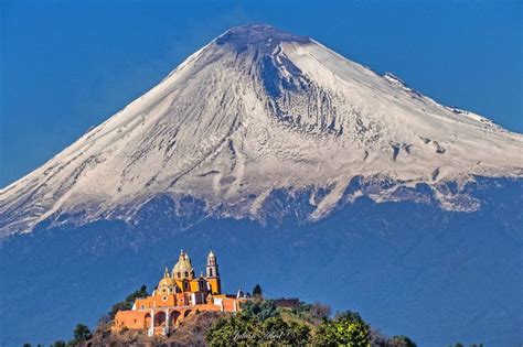 El volcan Popocatepetl, vestido de gala, lo acompaña la iglesia de ...