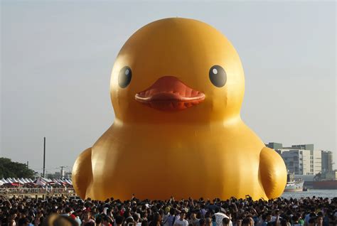 Thousands welcome giant rubber duck to Taiwan