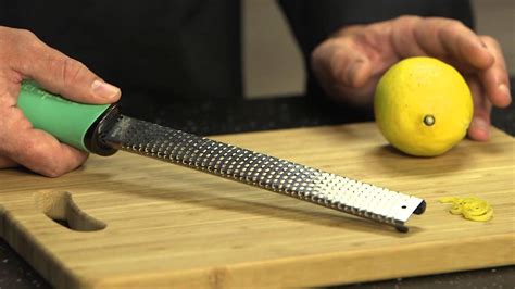 Technique de cuisine: zester un citron - YouTube