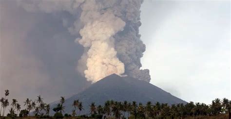 Gunung Berapi Agung Muntahkan Asap, Masih Ramai Tak Dapat Pulang Dari ...