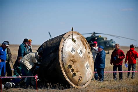 landing - Flashing lights on soyuz underside? - Space Exploration Stack ...