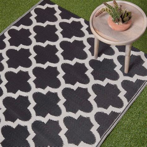 Black & White Outdoor Rug in Geometric Pattern