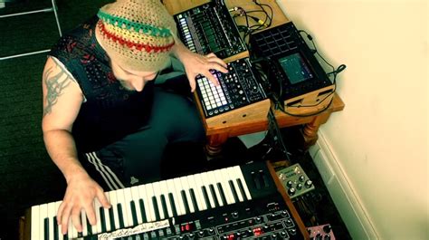 Neneh Cherry- Buffalo Stance (Live Remix & Synth Jam) – Synthtopia