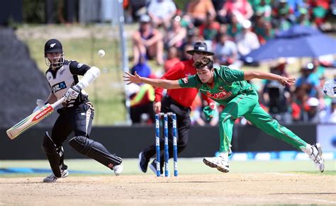 Taskin Ahmed stretches to get to the ball | ESPNcricinfo.com