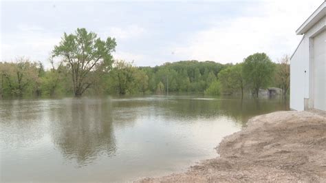 Valley City experiencing flooding from IL River