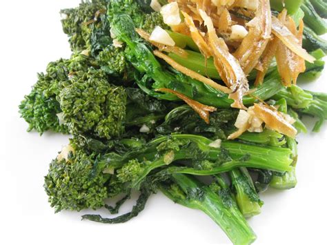 Sauteed Broccoli Rabe with Garlic and Anchovies | Beachloverkitchen