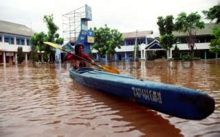 banjir di kampus unisma bekasi - DATATEMPO