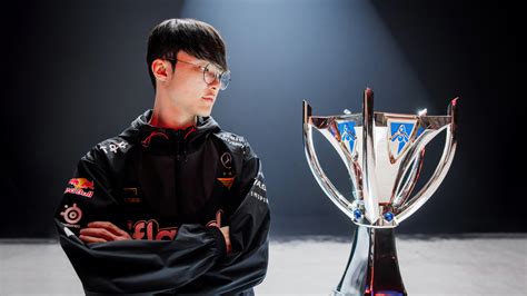 Faker with Championship Trophy - League of Legends HD Wallpaper