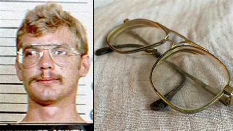 Lentes de prisión de Jeffrey Dahmer a la venta por $ 150,000