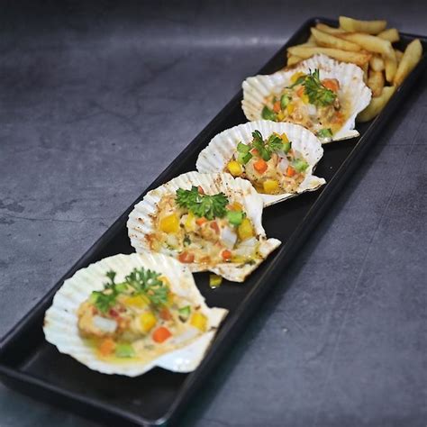 Baked Scallops with Garlic Butter & French Fries :: Food Market Kata ...