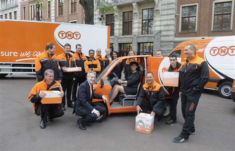 TNT delivery team & a range of delivery vehicles | Parcel delivery ...