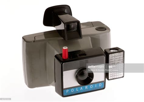 Máy ảnh "chụp ăn liền" Polaroid đã cách mạng hóa nền nhiếp ảnh thế nào?