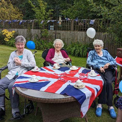 Elizabeth House care home residents commemorate D-Day - Care South