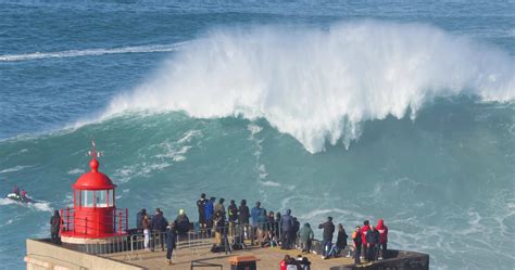 nazare, portugal - 7 de noviembre de 2022 personas viendo las grandes ...