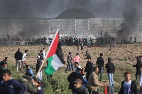 Dozens of Palestinians wounded in Gaza as protests continue | Middle ...