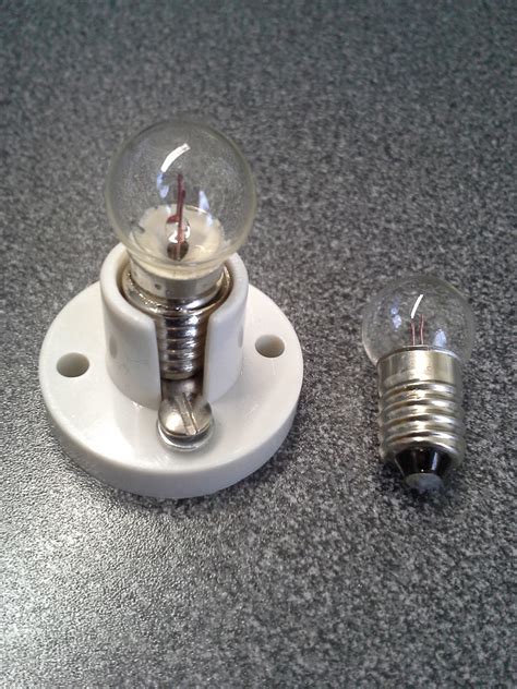 Miniature Lamps / Light Bulbs, 2.5V, 0.3A (Pack of 10 ...