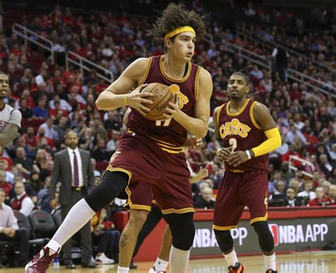 Cleveland Cavaliers: Why Is Anderson Varejao Not Playing?