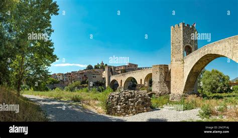 medieval bridge, Pont de Besalú Stock Photo - Alamy