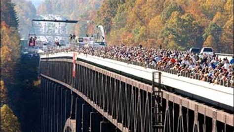 BASE Jumper Dies At West Virginia Festival - CBS News