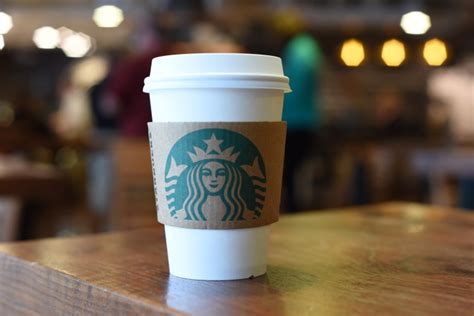 Nestlé gaat koffie van Starbucks buiten de winkels verkopen