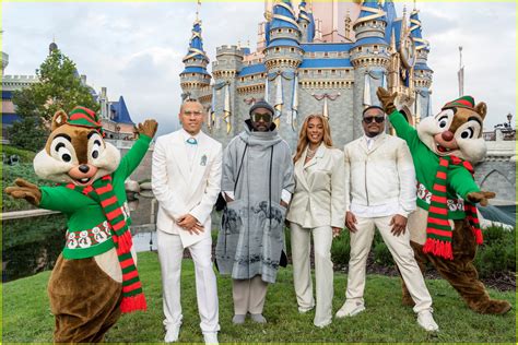 Here's Everyone Performing at the Disney Christmas Parade for 2022 ...