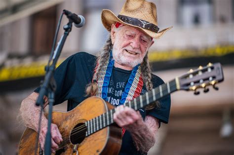 Light Up: Willie Nelson To Receive 2021 Clio Cannabis Lifetime ...