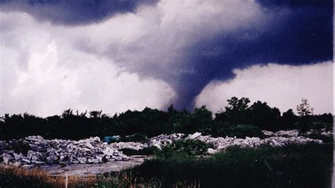 Tornádo F5 : Tornado Road F5 Storm Twister Nature Forces Tornado On ...