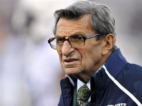 Joe Paterno tells players of retirement in tears - CBS News