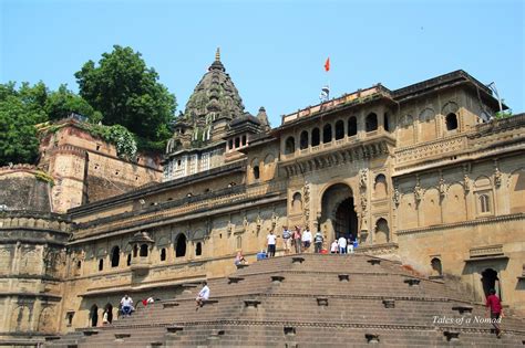 Tales Of A Nomad: Maheshwar: Fort, Temples and Carvings by the Narmada