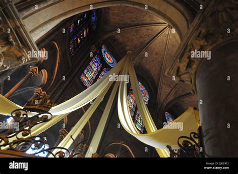 The interior of Notre Dame cathedral Stock Photo - Alamy