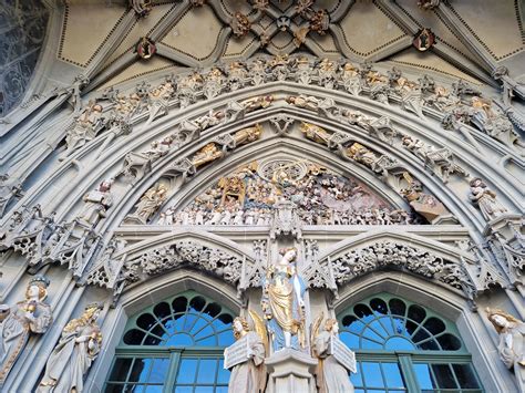 Bern Cathedral entrance | CheckinAway