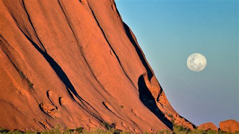 Uluru (Ayers Rock) Moonrise, Belt of Venus and Earth's shadow, NT ...