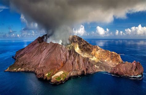 How volcanoes explode deep under the ocean