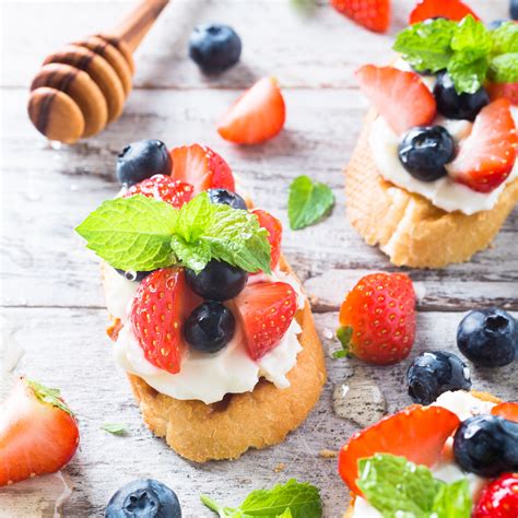 Crostini with grilled baguette, cream cheese and berries