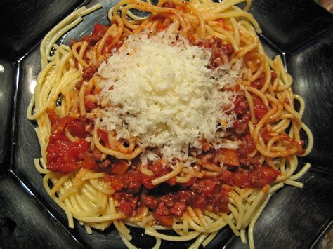 File:Spaghetti Bolognese mit Parmesan oder Grana Padano.jpg - Wikimedia ...