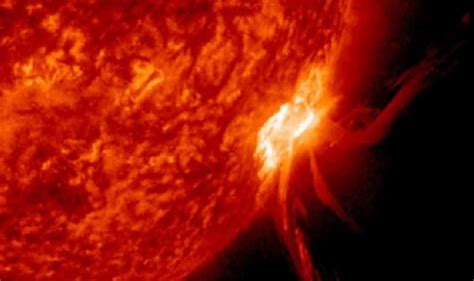 Sun Solar Flares Unlock Secrets of Distant ‘Superflares’ from Bright ...