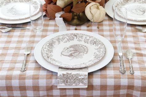 Friendsgiving Table Setting That Will Warm Your Guest's Hearts