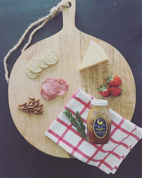 Mango Wood Cutting Board (Large Round)