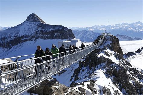 The 9,800 feet-high Peak Walk bridge inaugurated in the Swiss Alps ...