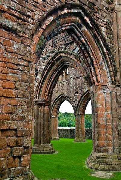 Sweetheart Abbey - History, Travel, and accommodation information