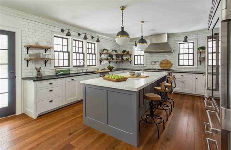 Farmhouse Kitchen With Wooden Floor Ideas | DECOR IT'S | Farmhouse ...