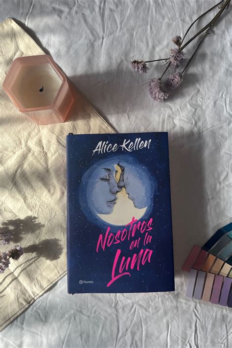 "Estar enamorado es como estar colgando boca abajo de la luna" 🌙 📖 ...