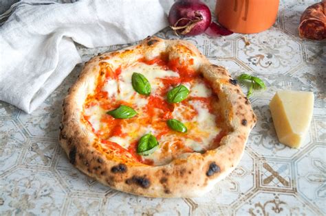 Pizza Margherita alla Napoletana - Cooking Italy