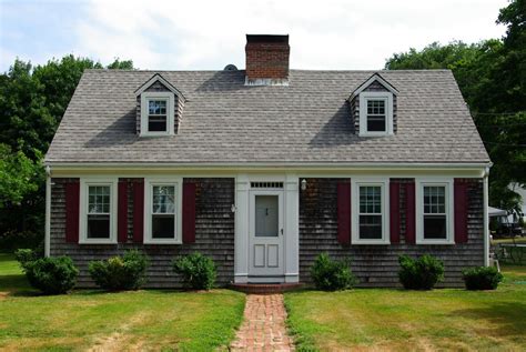 What Is a Cape Cod House? [Guide to an Iconic Style of American ...