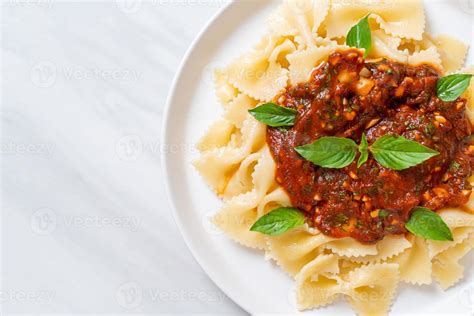 Farfalle pasta with basil and garlic in tomato sauce 3324523 Stock ...