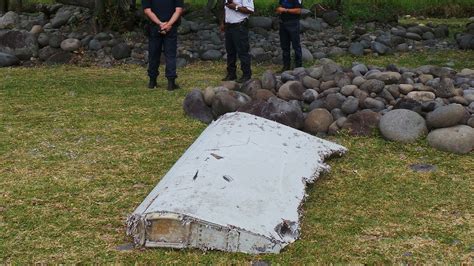 New evidence suggests Malaysia Airlines Flight 370 hit ocean at steep ...