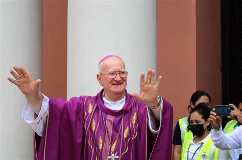 El nuncio del Papa impone palio arzobispal al arzobispo de San Pedro ...